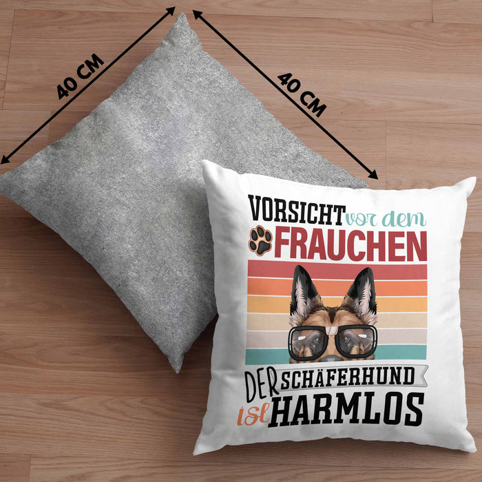 Schäferhund Besitzerin Frauchen Kissen mit Füllung 40x40 Geschenk Lustiger Spruch Geschenkidee Vorsicht Vor Dem Frauchen (Grau) Grau Trendation