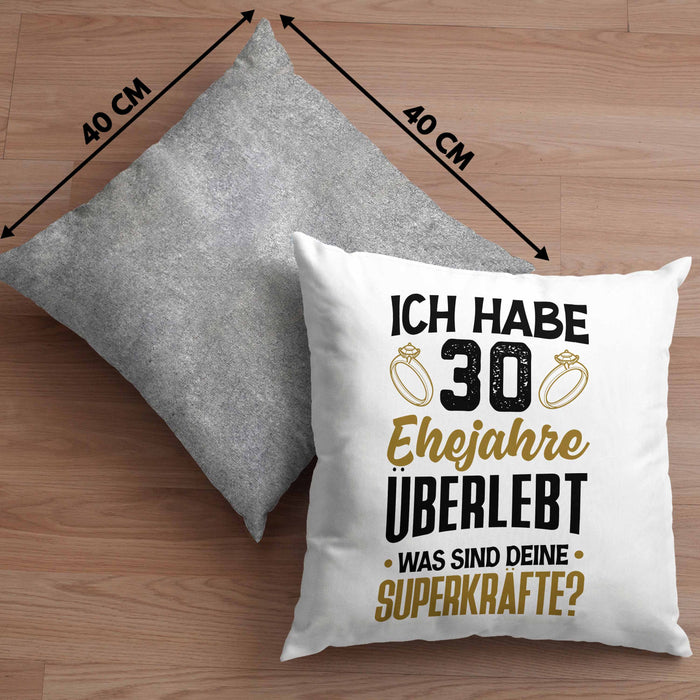 30. Hochzeitstag Kissen mit Füllung 40x40 Geschenk Perlen-Hochzeit Geschenkidee Ehemann Ehefrau Ich Habe 30 Ehejahre Überlebt (Grau) Grau Trendation