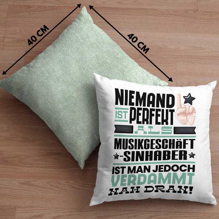 Musikgeschäftsinhaber Geschenk Kissen mit Füllung 40x40 Lustige Geschenkidee für Musikgeschäftsinhaber Geburtstag Niemand Ist Perfekt Aber Als Musikgeschäftsinhaber Ist Man Nah Dran (Grau) Grün Trendation