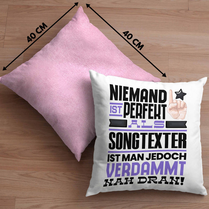 Songtexter Geschenk Kissen mit Füllung 40x40 Lustige Geschenkidee für Songtexter Geburtstag Niemand Ist Perfekt Aber Als Songtexter Ist Man Nah Dran (Grau) Rosa Trendation