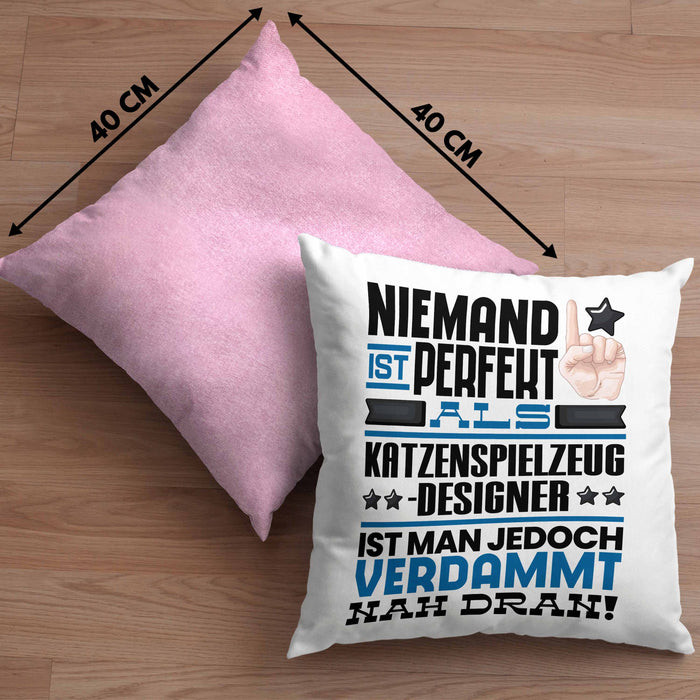 Katzenspielzeug-Designer Geschenk Kissen mit Füllung 40x40 Lustige Geschenkidee für Katzenspielzeug-Designer Geburtstag Niemand Ist Perfekt Aber Als Katzenspielzeug-Designer Ist Man Nah Dran (Grau) Rosa Trendation