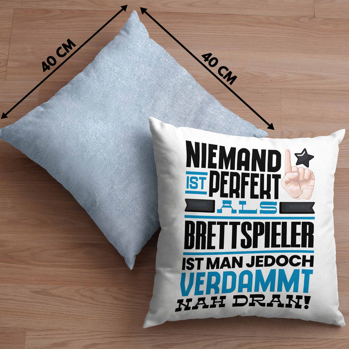 Brettspieler Geschenk Kissen mit Füllung 40x40 Lustige Geschenkidee für Brettspieler Geburtstag Niemand Ist Perfekt Aber Als Brettspieler Ist Man Nah Dran (Grau) Blau Trendation