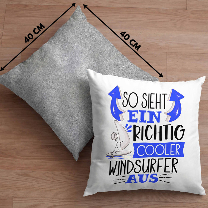 Windsurfer Kissen mit Füllung 40x40 Geschenk So Sieht Ein Richtig Cooler Windsurfer Aus Geschenkidee Spruch Lustig (Grau) Grau Trendation