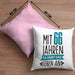 Trendation - Lustiges Geschenk 66. Geburtstag für Männer und Frauen Kissen mit Füllung 40x40 66er Geschenkiee Spruch (Grau) Rosa Trendation