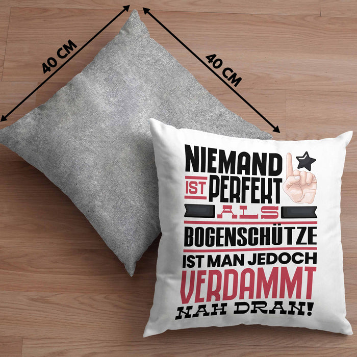 Bogenschütze Geschenk Kissen mit Füllung 40x40 Lustige Geschenkidee für Bogenschütze Geburtstag Niemand Ist Perfekt Aber Als Bogenschütze Ist Man Nah Dran (Grau) Grau Trendation