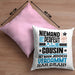Cousin Geschenk Kissen mit Füllung 40x40 Lustige Geschenkidee für Cousin Geburtstag Niemand Ist Perfekt Aber Als Cousin Ist Man Nah Dran (Grau) Rosa Trendation