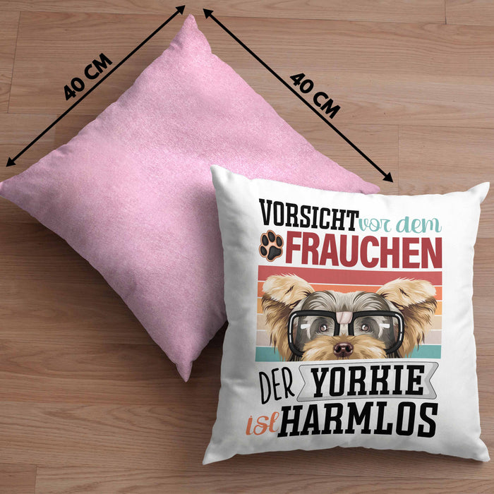 Yorkie Besitzerin Frauchen Kissen mit Füllung 40x40 Geschenk Lustiger Spruch Geschenkidee Vorsicht Vor Dem Frauchen (Grau) Rosa Trendation