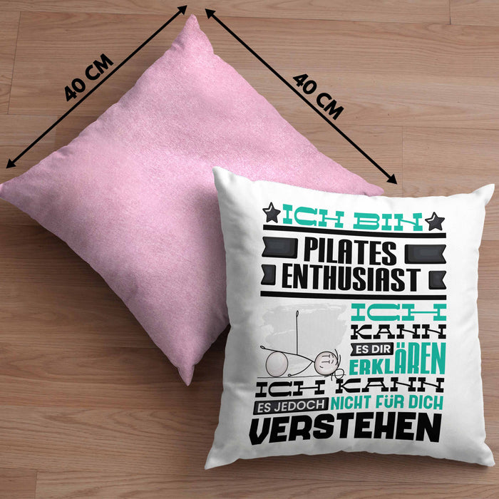 Pilates-Enthusiast Geschenk Kaffee-Kissen mit Füllung 40x40 Geschenkidee für Pilates-Enthusiast Ich Bin Pilates-Enthusiast Ich Kann Es Dir Erklären Jedoch Nicht Für Dich Verstehen Spruch Lustig (Grau) Rosa Trendation