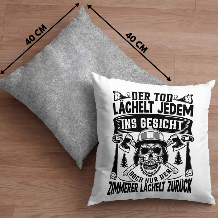 Zimmerer Geschenk Kissen mit Füllung 40x40 Der Tod Lächelt Jedem Ins Gesicht Doch Nur Der Zimmerer Läächelt Zurück (Grau) Grau Trendation