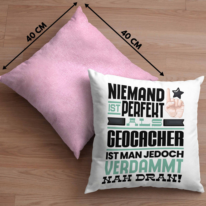 Geocacher Geschenk Kissen mit Füllung 40x40 Lustige Geschenkidee für Geocacher Geburtstag Niemand Ist Perfekt Aber Als Geocacher Ist Man Nah Dran (Grau) Rosa Trendation