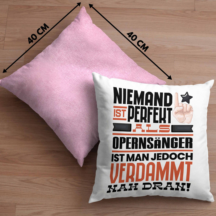Opernsänger Geschenk Kissen mit Füllung 40x40 Lustige Geschenkidee für Opernsänger Geburtstag Niemand Ist Perfekt Aber Als Opernsänger Ist Man Nah Dran (Grau) Rosa Trendation