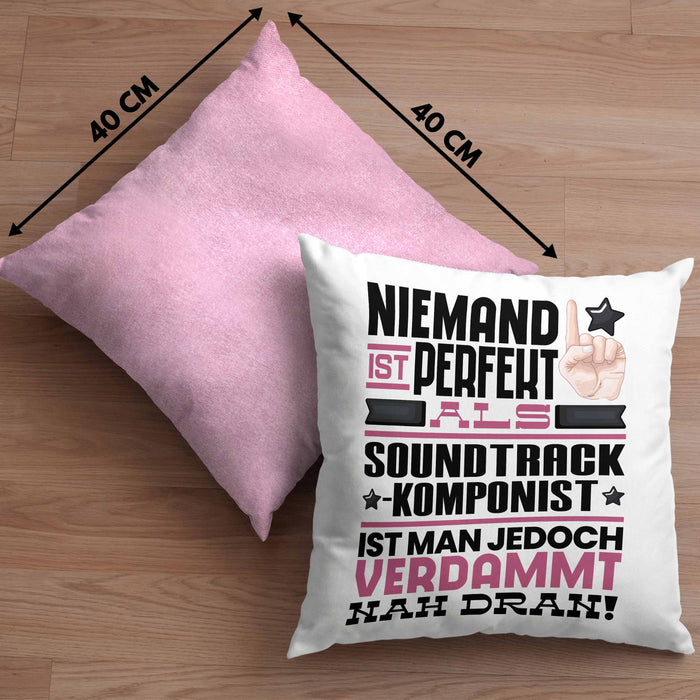 Soundtrack-Komponist Geschenk Kissen mit Füllung 40x40 Lustige Geschenkidee für Soundtrack-Komponist Geburtstag Niemand Ist Perfekt Aber Als Soundtrack-Komponist Ist Man Nah Dran (Grau) Rosa Trendation
