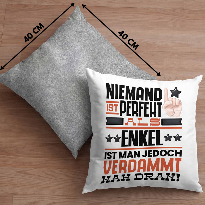 Enkel Geschenk Kissen mit Füllung 40x40 Lustige Geschenkidee für Enkel Geburtstag Niemand Ist Perfekt Aber Als Enkel Ist Man Nah Dran (Grau) Grau Trendation