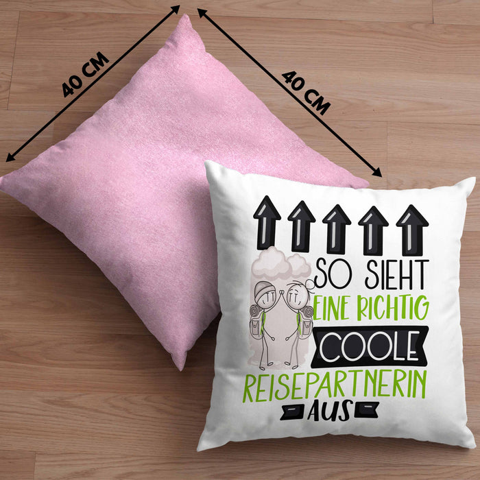 Reisepartnerin Geschenk Kissen mit Füllung 40x40 Lustig Geschenkidee für Reisepartnerin Geburtstag So Sieht Eine Richtig Coole Reisepartnerin Aus Frauen Spruch (Grau) Rosa Trendation