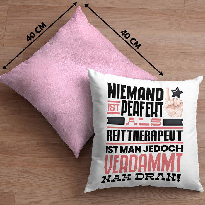 Reittherapeut Geschenk Kissen mit Füllung 40x40 Lustige Geschenkidee für Reittherapeut Geburtstag Niemand Ist Perfekt Aber Als Reittherapeut Ist Man Nah Dran (Grau) Rosa Trendation