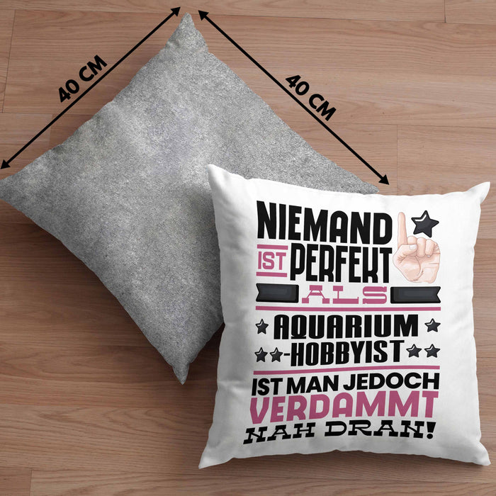 Aquarium-Hobbyist Geschenk Kissen mit Füllung 40x40 Lustige Geschenkidee für Aquarium-Hobbyist Geburtstag Niemand Ist Perfekt Aber Als Aquarium-Hobbyist Ist Man Nah Dran (Grau) Grau Trendation