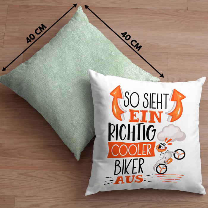 Biker Kissen mit Füllung 40x40 Geschenk So Sieht Ein RIchtig Cooler Biker Aus Geschenkidee Lustiger Spruch Geburtstag (Grau) Grün Trendation
