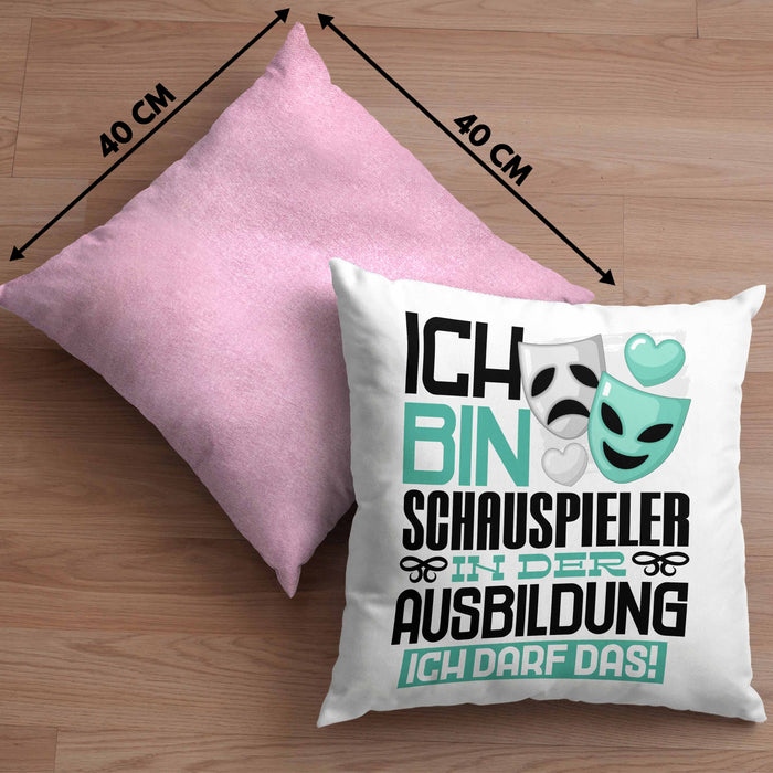 Schauspieler Ausbildung Kissen mit Füllung 40x40 Geschenk Ich Bin Schauspieler In Der Ausbildung Ich Darf Das Geschenkidee Spruch (Grau) Rosa Trendation