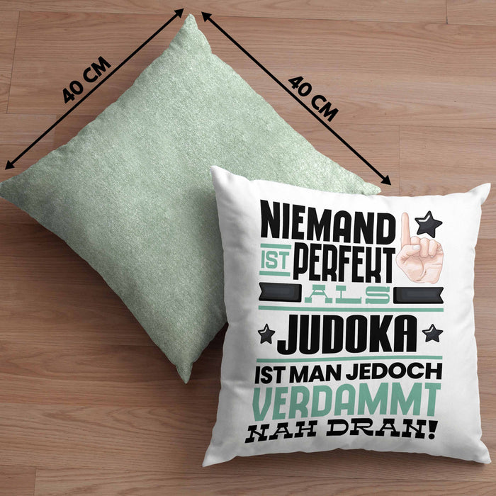 Judoka Geschenk Kissen mit Füllung 40x40 Lustige Geschenkidee für Judoka Geburtstag Niemand Ist Perfekt Aber Als Judoka Ist Man Nah Dran (Grau) Grün Trendation
