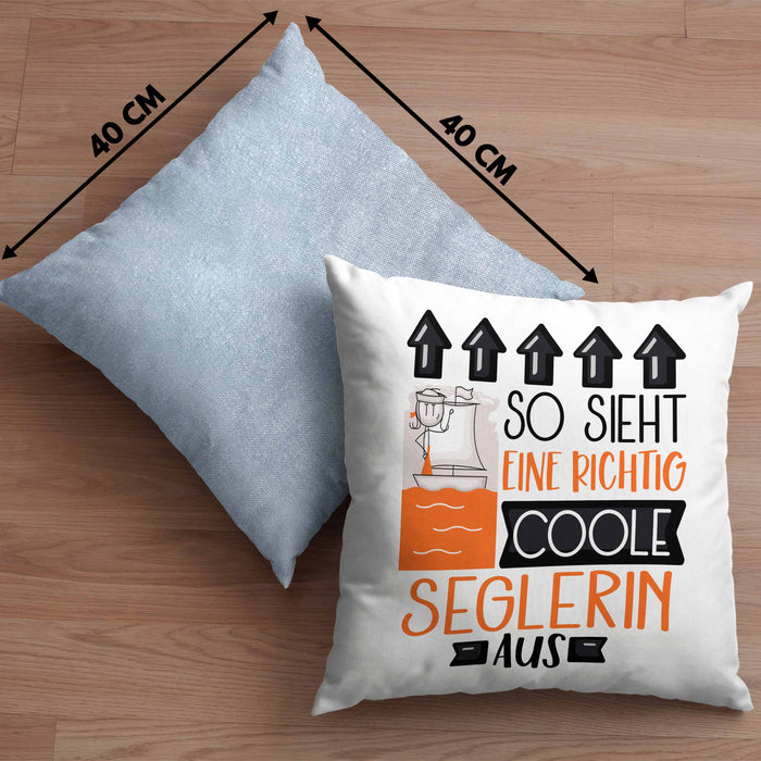 Seglerin Geschenk Kissen mit Füllung 40x40 Lustig Geschenkidee für Seglerin Geburtstag So Sieht Eine Richtig Coole Seglerin Aus Frauen Spruch (Grau) Blau Trendation