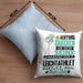 Leichtathlet Geschenk Kissen mit Füllung 40x40 Lustiger Spruch Erheben Sie Sich Der Leichtathlet Betritt den Raum (Grau) Blau Trendation