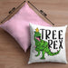 Tree Rex Kissen mit Füllung 40x40 Geschenk T-Rex Geschenkidee Jungs Weihnachten Dinosaurier Xmas (Grau) Rosa Trendation