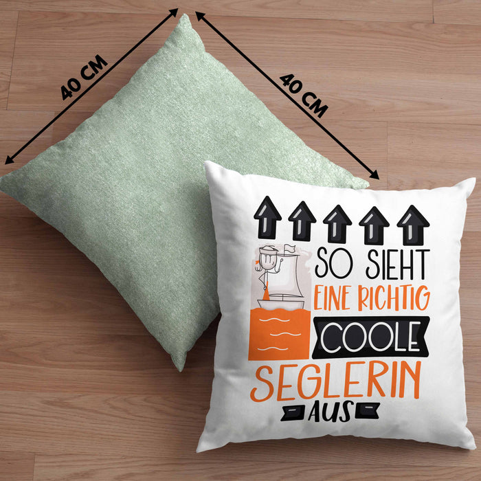 Seglerin Geschenk Kissen mit Füllung 40x40 Lustig Geschenkidee für Seglerin Geburtstag So Sieht Eine Richtig Coole Seglerin Aus Frauen Spruch (Grau) Grün Trendation