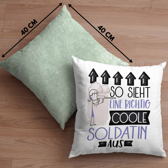 Soldatin Geschenk Kissen mit Füllung 40x40 Geschenkidee für Soldatin Geburtstag Weihnachten Spruch So Sieht Eine Richtig Coole Soldatin Aus (Grau) Grün Trendation