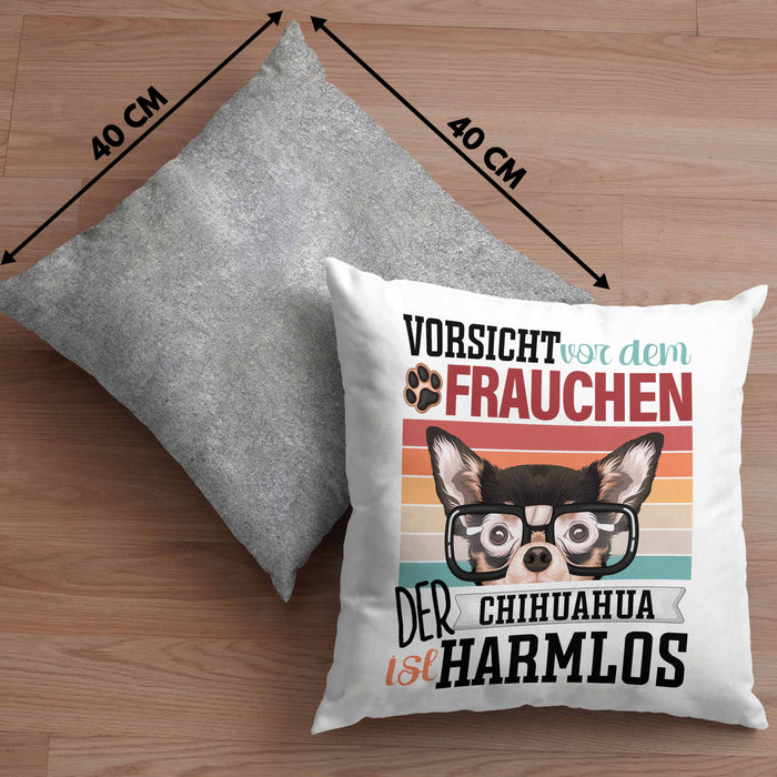 Chihuahua Besitzerin Frauchen Kissen mit Füllung 40x40 Geschenk Lustiger Spruch Geschenkidee Vorsicht Vor Dem Frauchen (Grau) Grau Trendation