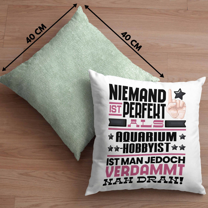 Aquarium-Hobbyist Geschenk Kissen mit Füllung 40x40 Lustige Geschenkidee für Aquarium-Hobbyist Geburtstag Niemand Ist Perfekt Aber Als Aquarium-Hobbyist Ist Man Nah Dran (Grau) Grün Trendation
