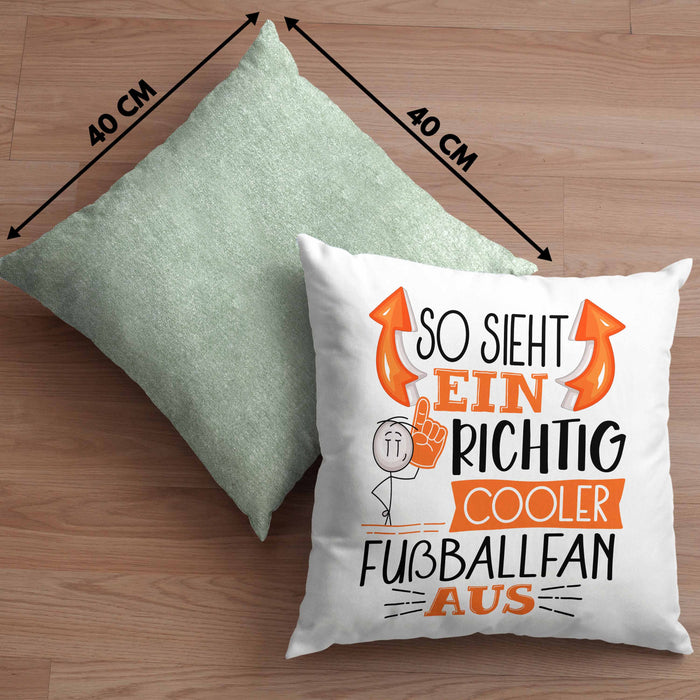 So Sieht Ein Richtig Cooler Fußballfan Aus Geschenk Kissen mit Füllung 40x40 Lustiger Spruch Geschenkidee (Grau) Grün Trendation