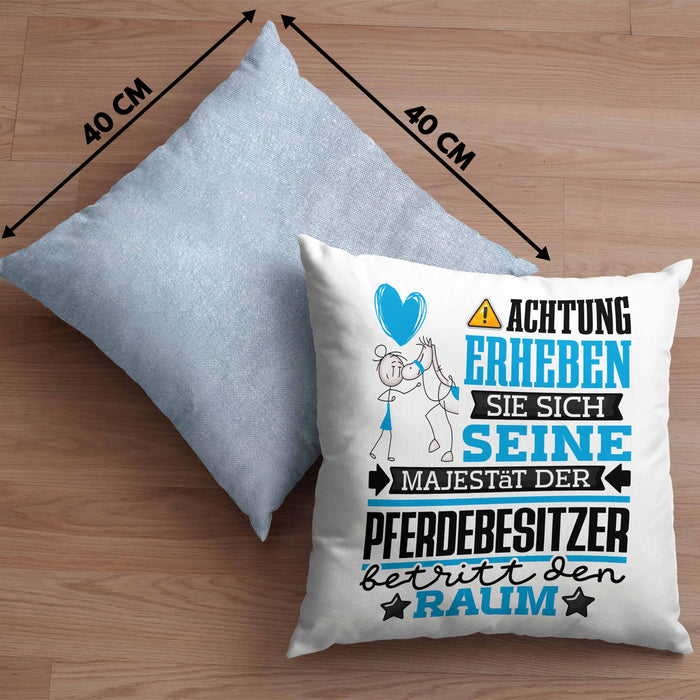 Pferdebesitzer Geschenk Kissen mit Füllung 40x40 Lustiger Spruch Erheben Sie Sich Der Pferdebesitzer Betritt den Raum (Grau) Blau Trendation