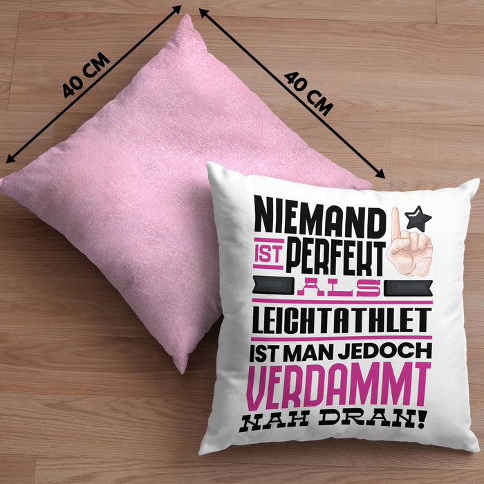 Leichtathlet Geschenk Kissen mit Füllung 40x40 Lustige Geschenkidee für Leichtathlet Geburtstag Niemand Ist Perfekt Aber Als Leichtathlet Ist Man Nah Dran (Grau) Rosa Trendation