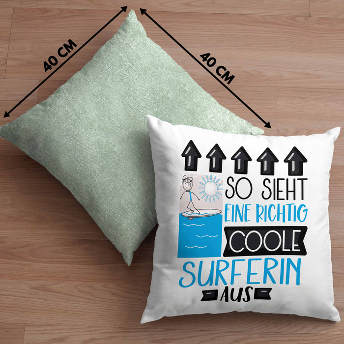 Surferin Geschenk Kissen mit Füllung 40x40 Lustig Geschenkidee für Surferin Geburtstag So Sieht Eine Richtig Coole Surferin Aus Frauen Spruch (Grau) Grün Trendation
