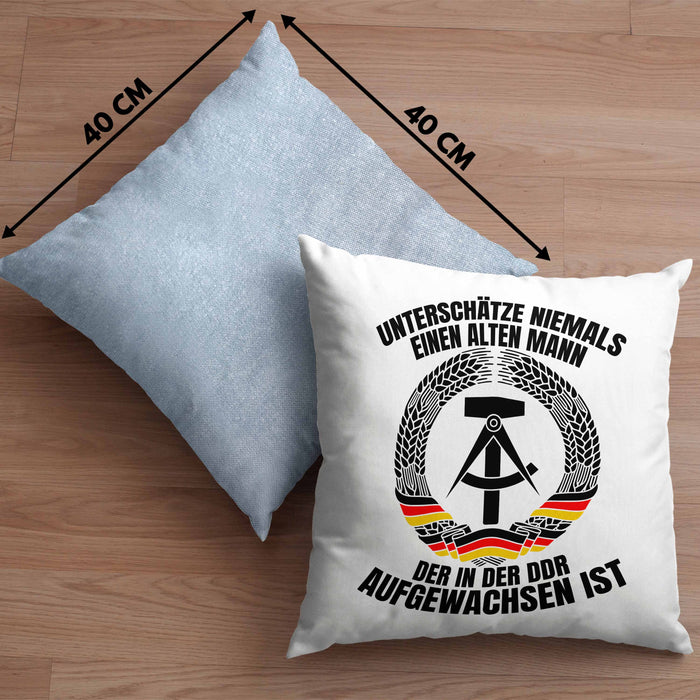 DDR Mann Kissen mit Füllung 40x40 Geschenk Unterschätze Niemals Einen Alten Mann Der In Der DDR AufgewachsenIst (Grau) Blau Trendation