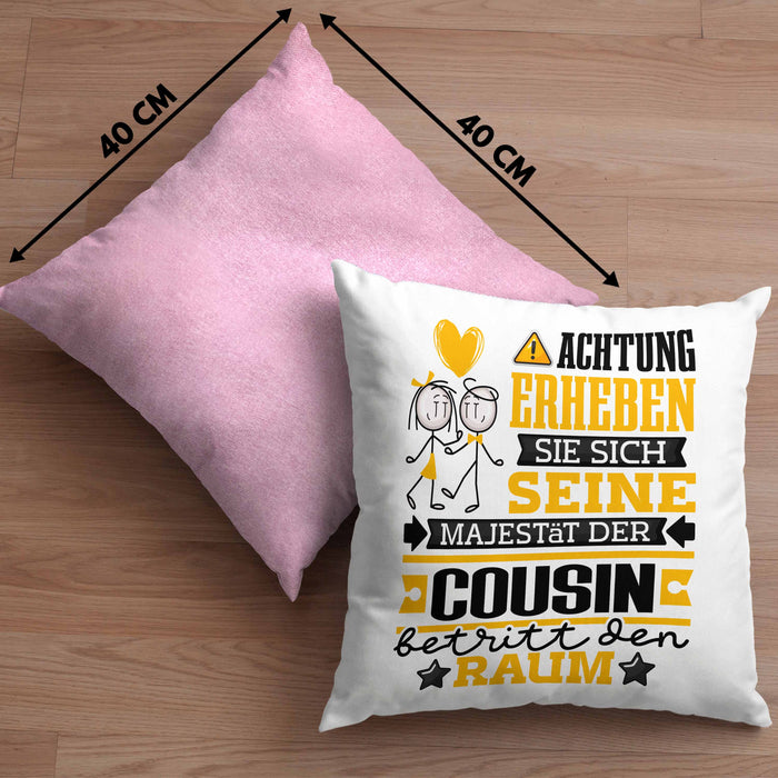 Cousin Geschenk Kissen mit Füllung 40x40 Lustiger Spruch Erheben Sie Sich Der Cousin Betritt den Raum (Grau) Rosa Trendation