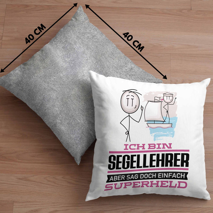 Segellehrer Geschenk Kissen mit Füllung 40x40 Ich Bin Segellehrer Aber Sag Doch Einfach Superheld Lustige Geschenkdiee für Segellehrer (Grau) Grau Trendation