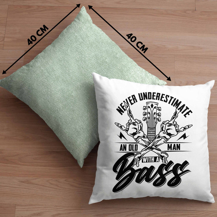 Bassist Kissen mit Füllung 40x40 Geschenk Bass-Spieler Geschenkidee Never Underestimate An Old Man With A Bass (Grau) Grün Trendation