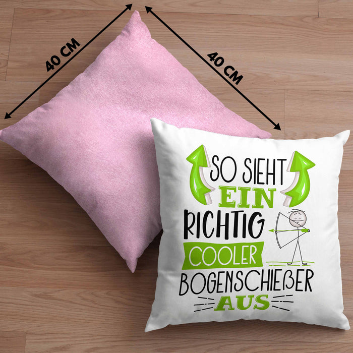 Bogenschießer Kissen mit Füllung 40x40 So Sieht Ein Richtig Cooler Bogenschießer Aus Geschenk Lustiger Spruch Geschenkidee (Grau) Rosa Trendation