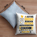 Cousin Geschenk Kissen mit Füllung 40x40 Lustiger Spruch Erheben Sie Sich Der Cousin Betritt den Raum (Grau) Blau Trendation