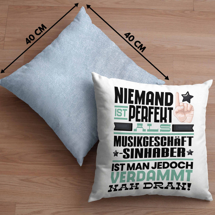Musikgeschäftsinhaber Geschenk Kissen mit Füllung 40x40 Lustige Geschenkidee für Musikgeschäftsinhaber Geburtstag Niemand Ist Perfekt Aber Als Musikgeschäftsinhaber Ist Man Nah Dran (Grau) Blau Trendation