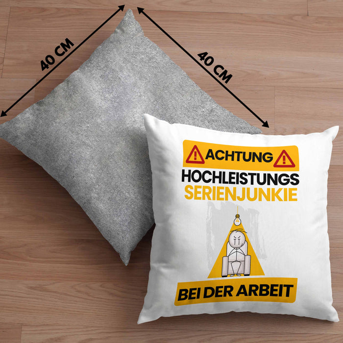 Serienjunkie Kissen mit Füllung 40x40 Geschenk Lustiger Spruch Geschenkidee für Serienjunkie Achtung Hochleistungs Serienjunkie Bei Der Arbeit (Grau) Grau Trendation