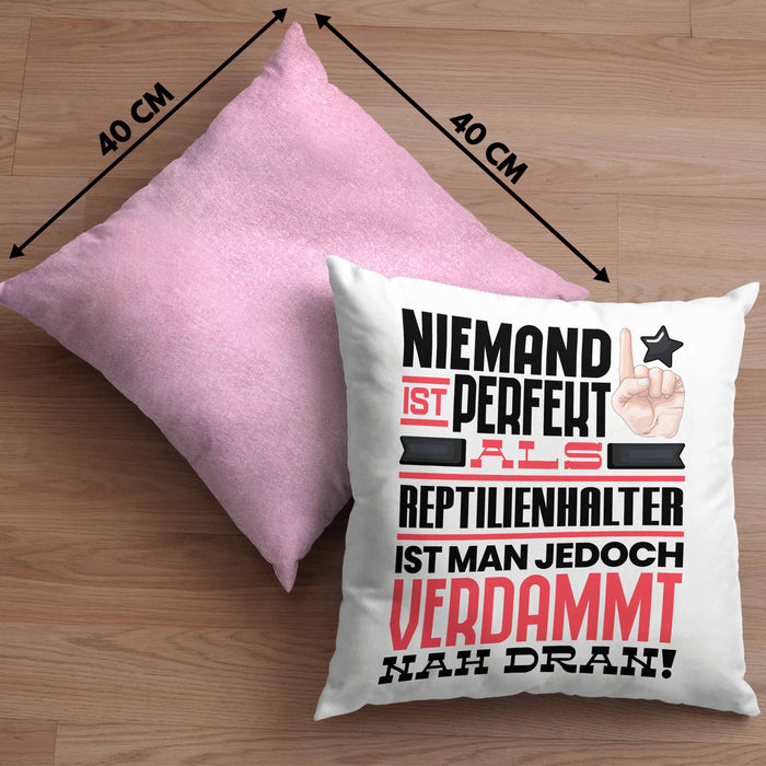 Reptilienhalter Geschenk Kissen mit Füllung 40x40 Lustige Geschenkidee für Reptilienhalter Geburtstag Niemand Ist Perfekt Aber Als Reptilienhalter Ist Man Nah Dran (Grau) Rosa Trendation