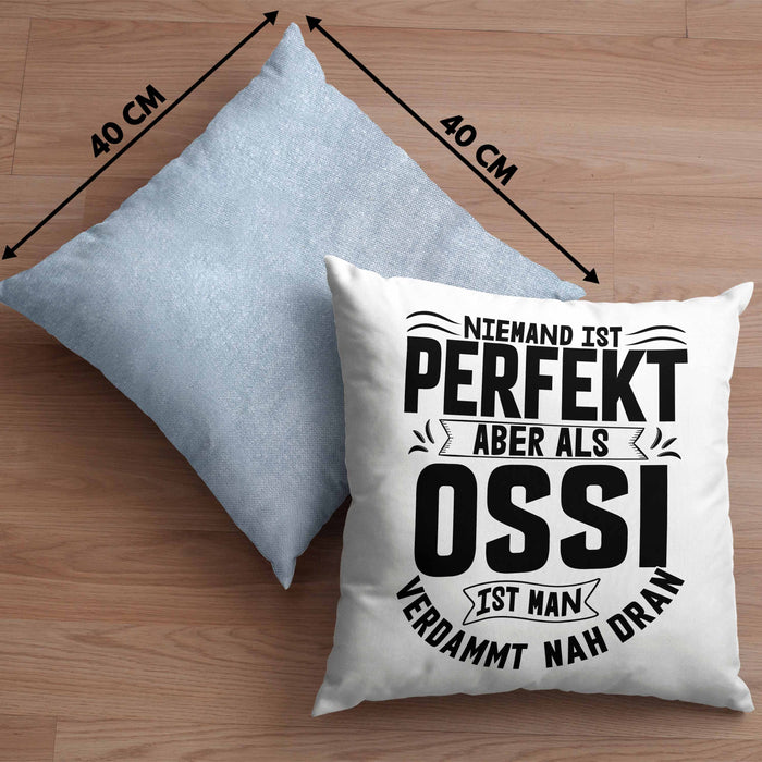 Ossi Kissen mit Füllung 40x40 Geschenk Ostdeutschland Niemand Ist Perfekt Aber Als Ossi Ist Man Nah Dran (Grau) Blau Trendation
