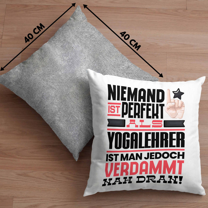 Yogalehrer Geschenk Kissen mit Füllung 40x40 Lustige Geschenkidee für Yogalehrer Geburtstag Niemand Ist Perfekt Aber Als Yogalehrer Ist Man Nah Dran (Grau) Grau Trendation