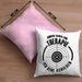 Lustige Schießen-Kissen mit Füllung 40x40 Geschenk für Schützenfest-Fans und Schießstand-Enthusiasten (Grau) Rosa Trendation