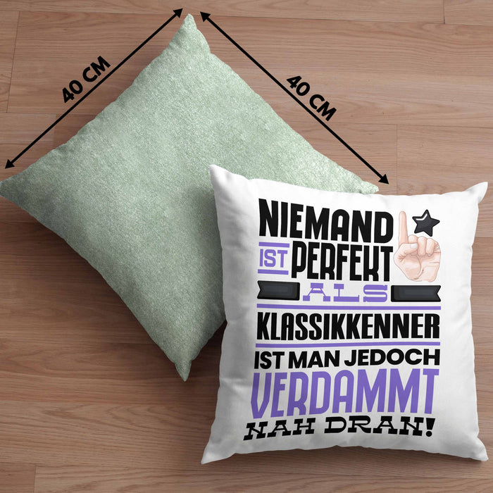 Klassikkenner Geschenk Kissen mit Füllung 40x40 Lustige Geschenkidee für Klassikkenner Geburtstag Niemand Ist Perfekt Aber Als Klassikkenner Ist Man Nah Dran (Grau) Grün Trendation