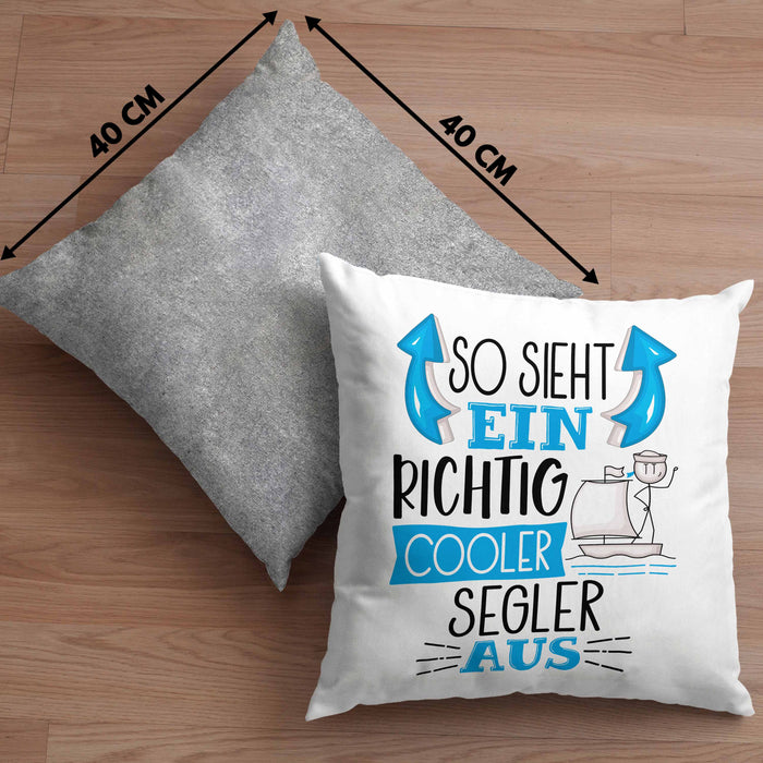 Segler Kissen mit Füllung 40x40 Geschenk So Sieht Ein Richtig Cooler Segler Aus Geschenkidee Spruch Lustig (Grau) Grau Trendation