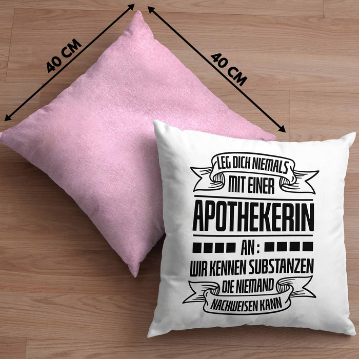 Apothekerin Kissen mit Füllung 40x40 Geschenk Wir Kennen Substanzen Die Niemand Nachweisen Kann Lustig Spruch (Grau) Rosa Trendation