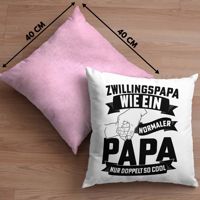 Zwillings-Papa Kissen mit Füllung 40x40 Geschenk WIe Ein Normaler Papa Nur Doppelt So Cool Vatertag Geschenkidee Zwillinge (Grau) Rosa Trendation
